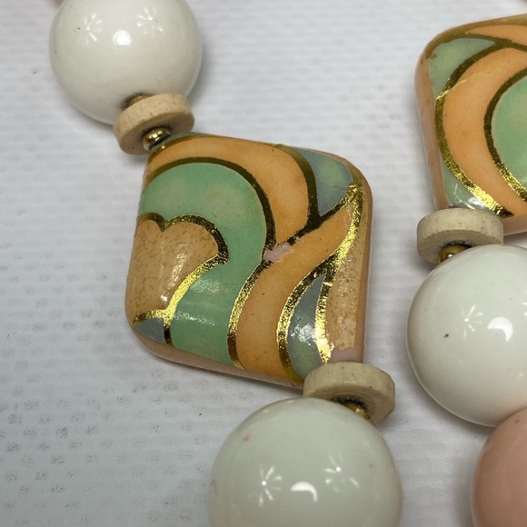 Vintage Signed Japan White, Peach and Green Beaded Necklace - Picture 4 of 8
